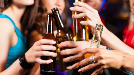 Mezcla de sustancias: la advertencia sobre el riesgo oculto de la moda instalada en salidas y reuniones.