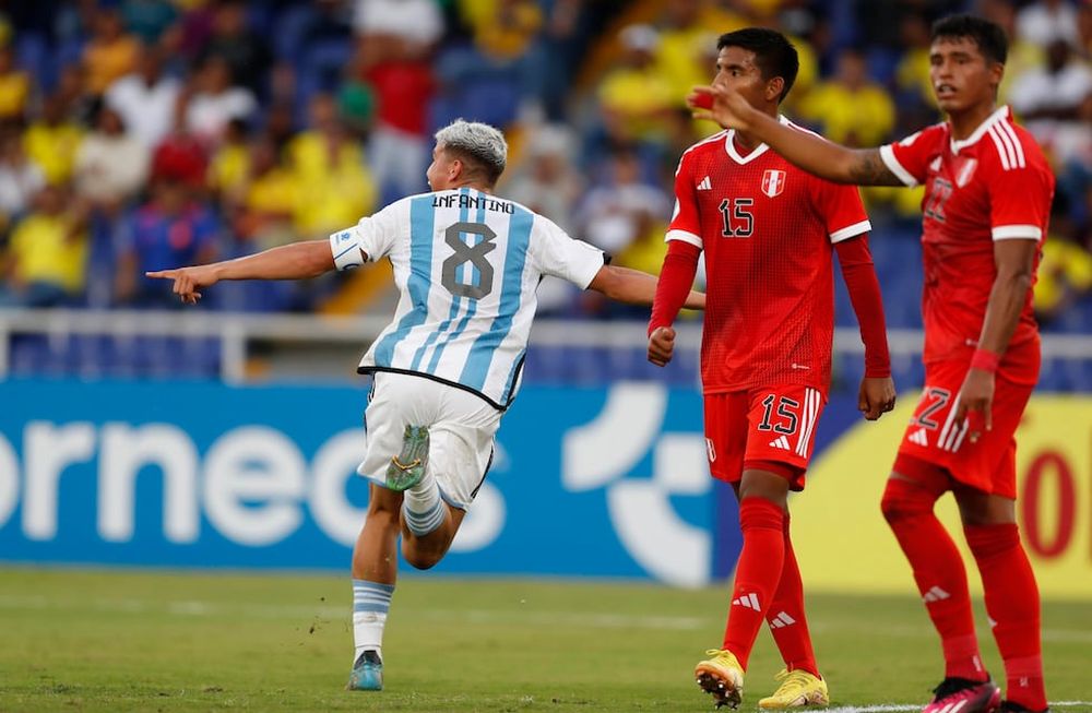 Gino Infantino (i) de Argentina celebra un gol hoy, en un partido de la fase de grupos del Campeonato Sudamericano Sub20 entre las selecciones de Argentina y Perú en el estadio Pascual Guerrero en Cali (Colombia). EFE/ Ernesto Guzmán Jr.