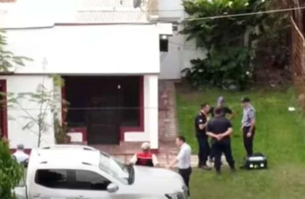 Allanaron la vivienda de Carlos Pérez y María Victoria Caillava, la pareja detenida este sábado en el caso de la desaparición de Loan Danilo Peña, en Corrientes. Foto: Gentileza.