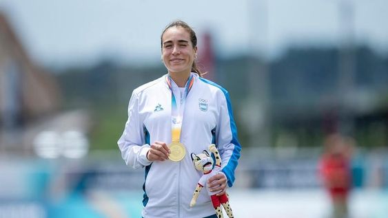 Belén Casetta se subió a lo más alto del podio en los 3000m con obstáculos y minutos después anunció que está embarazada. Emocionante.