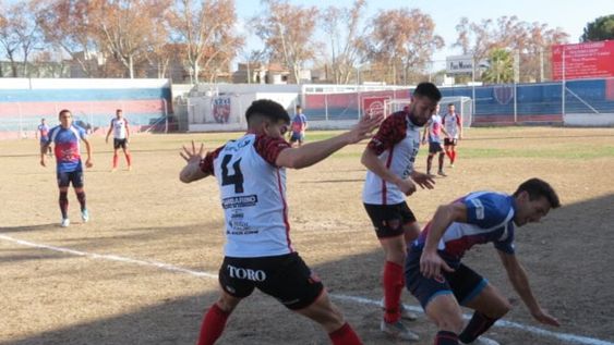 Con todo su oficio, Agustín Sanfilippo cubre el balón ante dos jugadores de Fadep. Talleres es único líder. / Foto: Gentileza Prensa Fadep.