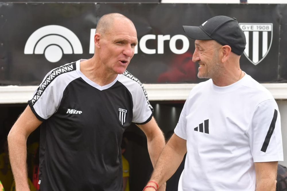 El entrenador de Gimnasia, Darío Franco dialoga con Guillermo Duró, DT del Malevo. 