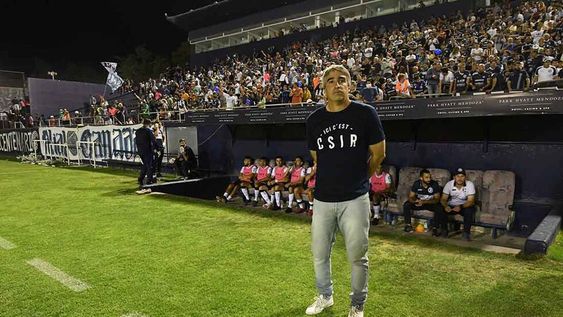 Gómez se mostró feliz con el momento que atraviesa el equipo y se emocionó en el abrazo con su hermana. / José Gutiérrez