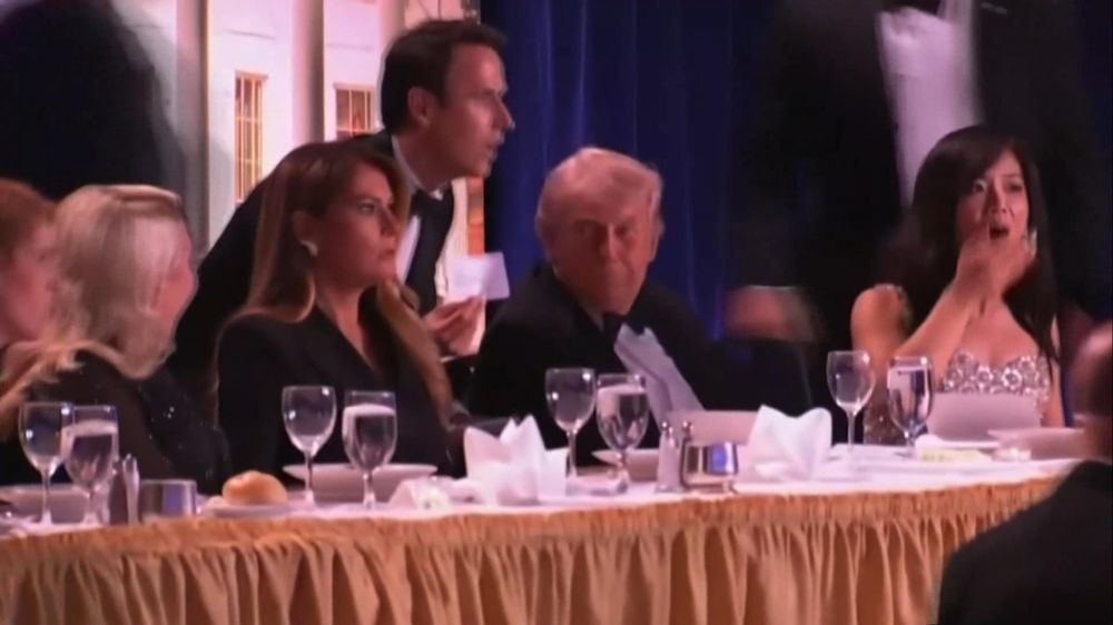Captura de imagen de un video facilitado por la Casa Blanca. El presidente de EE.UU., Donald Trump, dijo este sábado que el tirador que irrumpió en el hotel donde el mandatario participaba en una cena con corresponsales en Washington fue 