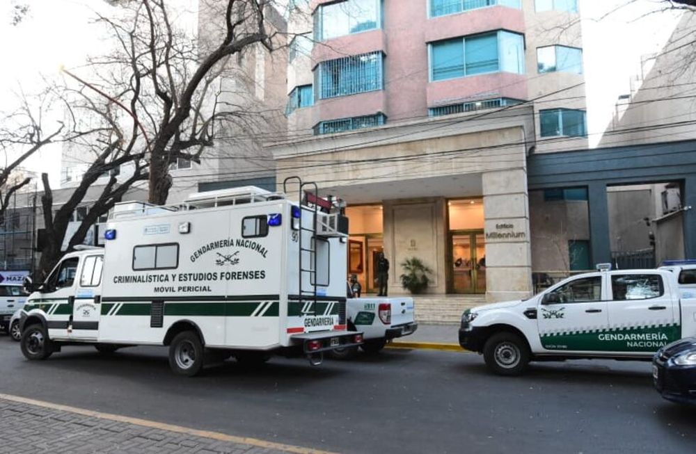 Gendarmes despliegan un fuerte operativo en un edificio céntrico tras denuncia de un prostíbulo VIP. Foto: Mariana Villa / Los Andes