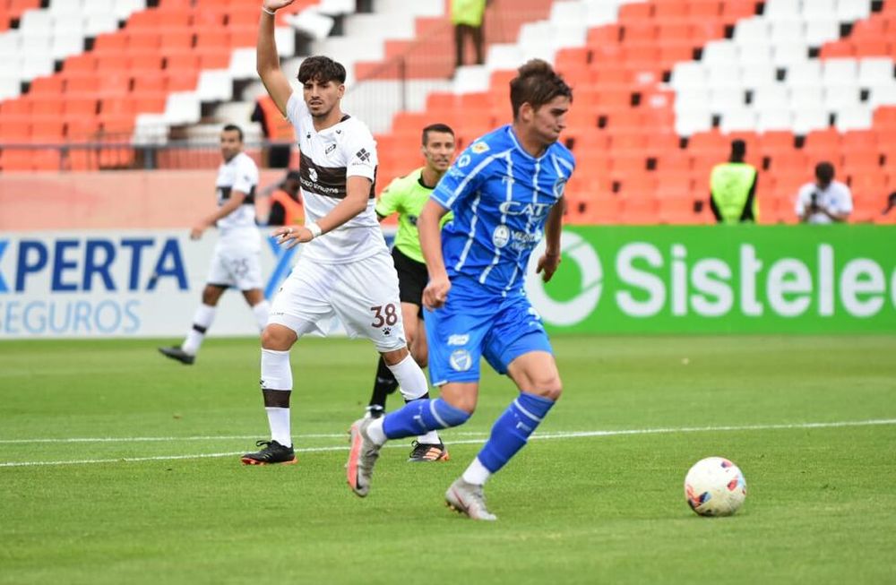 Tomás Badaloni, abrió el marcador para el Tomba ante Platense con una exquisita definición. / Mariana Villa (Los Andes).