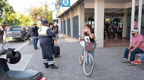 Los Andes | En el centro de Alvear se ve escaso movimiento, no sólo por las medidas sino porque la gente se ha “autorregulado”. / Gentileza: Gonzalo Villatoro