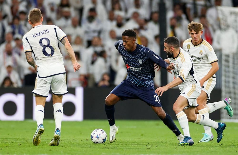 MADRID, 08/11/2023.- El centrocampista francés del SC Braga, Simon Banza (c), conduce el balón ante el defensa del Real Madrid, Dani Carvajal, durante el partido de la Liga de Campeones que Real Madrid y SC Braga disputan este miércoles en el estadio Santiago Bernabéu, en Madrid. EFE/Javier Lizón.
