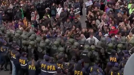 Tensión frente al Congreso: Gendarmería avanzó sobre manifestantes que se movilizan por el veto de Milei.