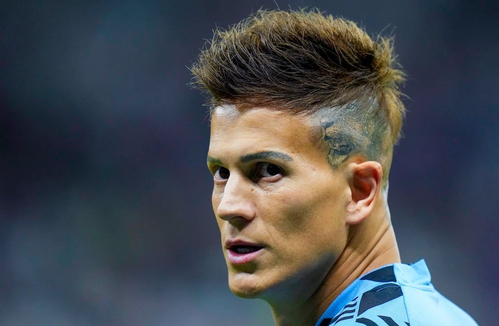 Una periodista denunció a Sosa y otros tres jugadores del club argentino Vélez Sarsfield de ser partícipes en la violación grupal tras un partido de la liga argentina en Tucumán, Argentina, el 2 de marzo. (AP Foto/Petr David Josek)