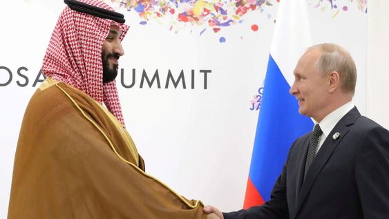 El presidente de Rusia, Vladimir Putin, y el príncipe heredero de Arabia Saudita, Mohammed Bin Salman, durante una reunión en la cumbre del G20 en Osaka. Imagen de archivo.
