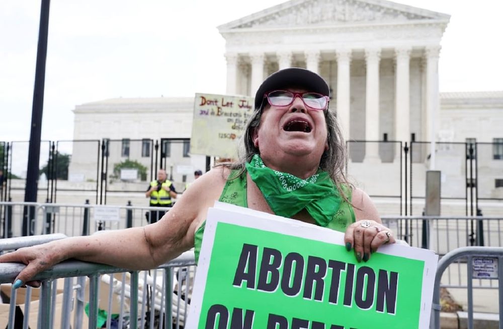Mujeres activistas defienden el derecho al aborto legal frente a la Corte Suprema en Washington, Estados Unidos (Foto: AP)
