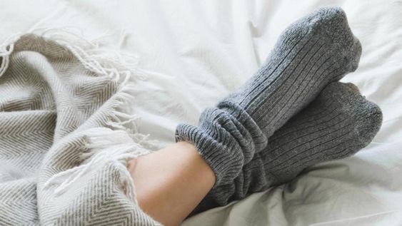que significa cuando una persona duerme con medias, segun la psicologia
