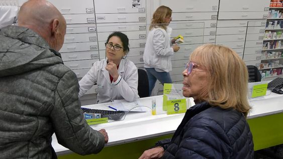 Tras haber informado que algunos medicamentos para afiliados de Pami dejaron de tener cobertura al 100%, en la oficina local de la obra social aseguran que no hubo un recorte. Consideran que se trata de poner órden y subrayan que ningún afiliado se va a quedar sin medicación”. En ese sentido, destacaron que quieren llevar tranquilidad a los usuarios de la entidad, la gran mayoría adultos mayores jubilados, y que quienes no puedan cubrir lo que necesitan podrán realizar las gestiones para obtenerlo. En la provincia, la entidad tiene 247.000 afiliados.Foto: Orlando Pelichotti