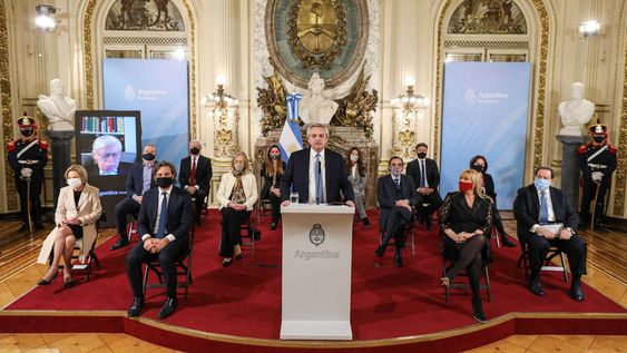 El presidente Alberto Fernández, junto a funcionarios y algunos de los juristas “notables”, durante el lanzamiento del proyecto en el Salón Blanco de la Rosada. Foto: Presidencia de la Nación.