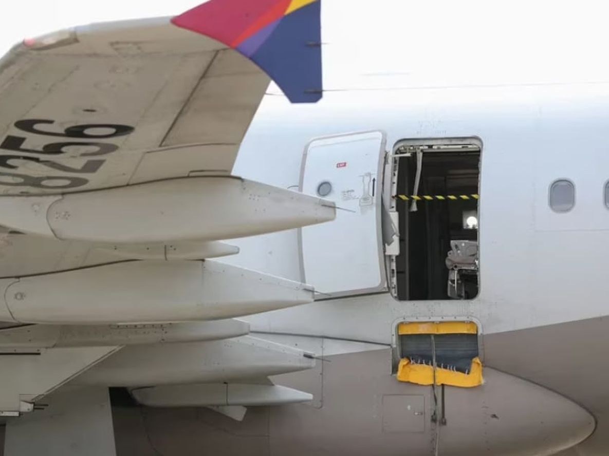 La puerta de emergencia del Airbus A321 de Asiana Airlines. Foto: Infobae