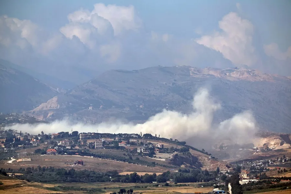 Vista de una columna de humo tras un ataque de Israel en la frontera con Líbano.