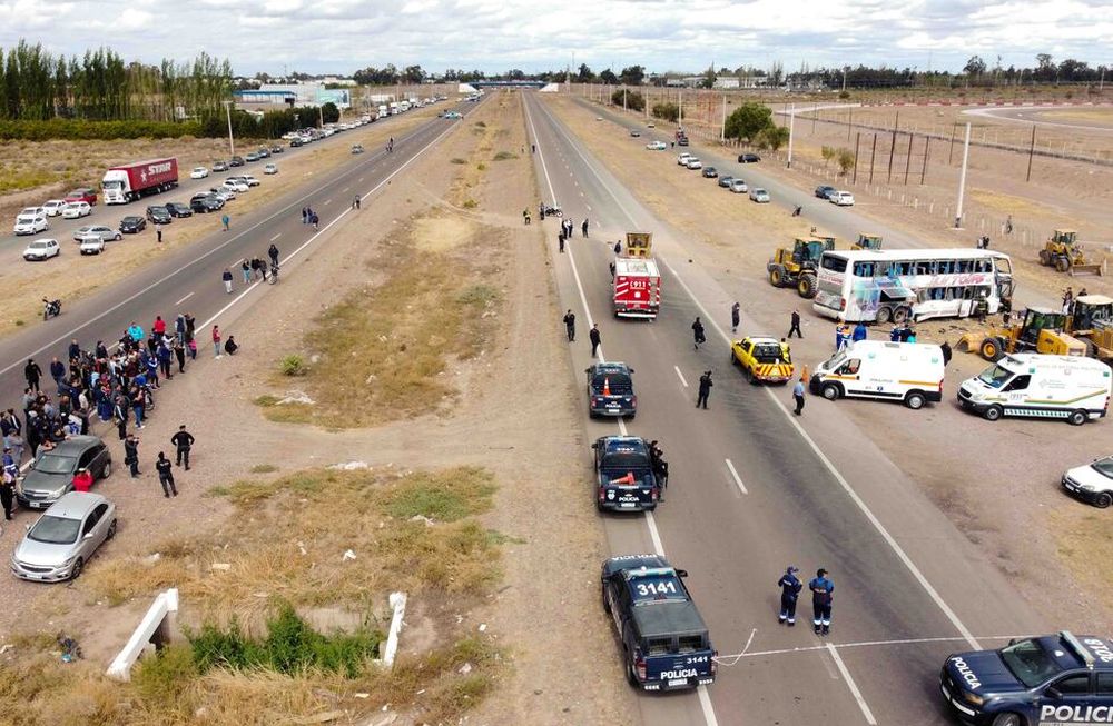 La semana pasada volcó un micro con hinchas de Boca en San Martín. Lamentablemente falleció una mujer. Foto: Ignacio Blanco / Los Andes