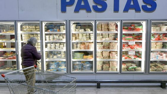 En los primeros dos meses de 2024, las ventas en supermercados acumulan una caída del 12,7%, según el Indec. En Mendoza, el descenso es más marcado. Foto: Orlando Pelichotti / Los Andes
