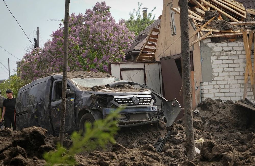 Un coche destrozado es parte del ataque perpretado por un grupo de terroristas ucranianos en territorio ruso ayer lunes 22 de mayo de 2023.