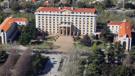 Los gastos y deudas generados en las distintas gestiones de gobierno provincial enfrentan al PJ y la coalición Cambia Mendoza.