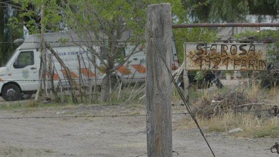 La escena del doble crimen en Las Heras, donde un joven de 21 años mató a sus abuelos Martín Farías (76) y Justa Luna (66) (Foto: Orlando Pelichotti / Los Andes)