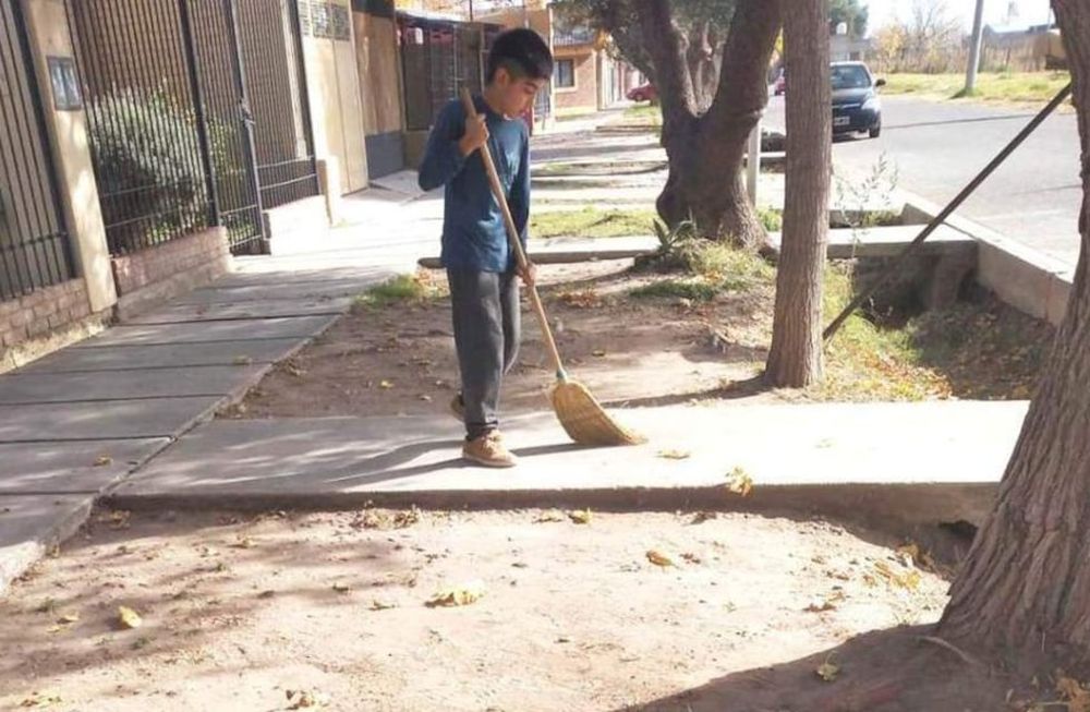 Ulises (10) barría veredas para comprarse un par de botines y guantes de arquero. Ahora pide que las donaciones vayan a otros niños que no pueden comprarlos.