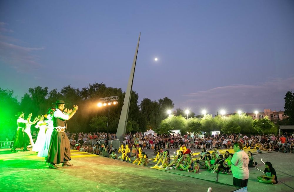 La Peña del Reloj celebró el Día de la Tradición en el parque Central