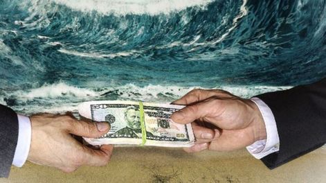 Bancos controlan a los que compran dólares para revenderlos en el blue