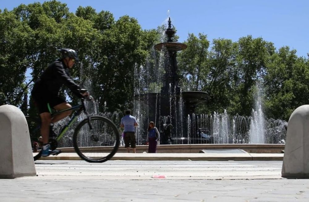 El Parque General San Martín, el lugar más elegido para disfrutar una jornada de calor y en familia.