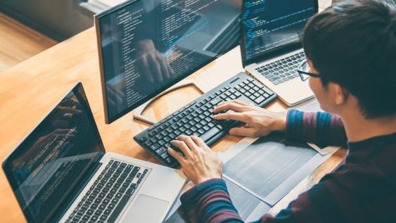 Una startup pedagógica ofrece un curso de Programación Web Desde Cero, que es de acceso totalmente gratuito y del que pueden participar personas desde los 15 años en adelante