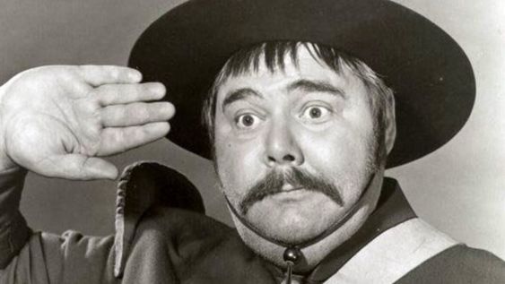 De que murió Henry Calvin, el Sargento García en El Zorro (Archivo)
