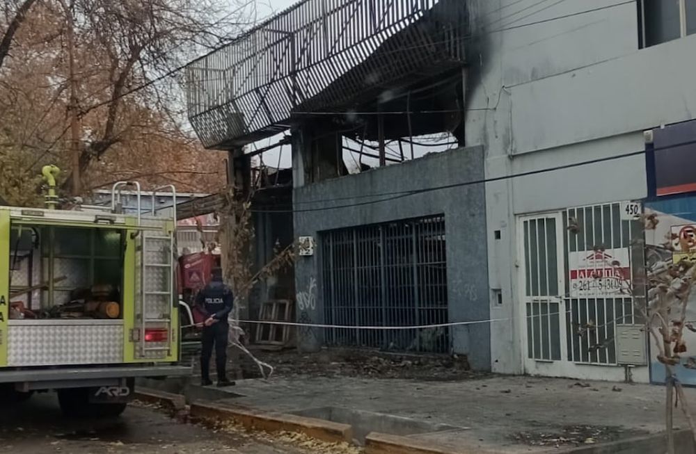 Vigilia de los bomberos tras el incendio en Zapata Goma.