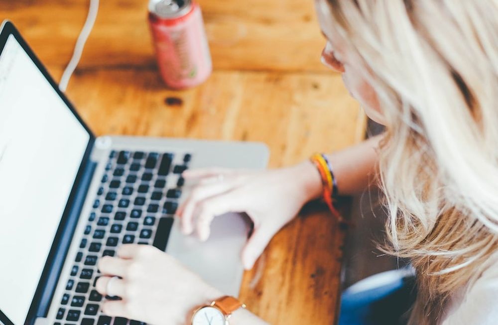¿Estás buscando trabajo en el exterior? No te creas las ofertas demasiado generosas