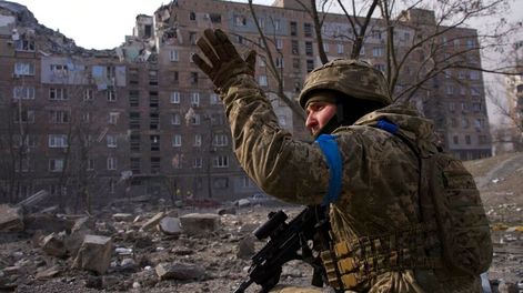 Los Andes | Un militar ucraniano vigila su posición en Mariúpo. Foto: AP / Mstyslav Chernov