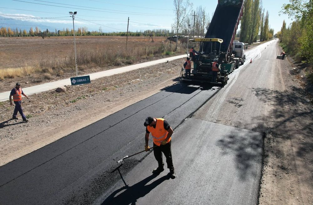 Vialidad Mendoza asfalta la ruta que une a la Capital del Orégano con Chilecito