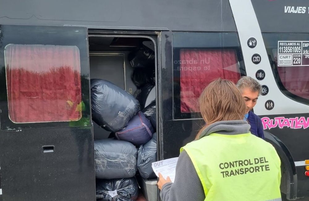 Control de la Comisión Nacional de Regulación del Transporte (CNRT). Un colectivo con destino a “la Saladita” en mendoza fue reteindo por autoridades por llevar pasajeros en condiciones de riesgo