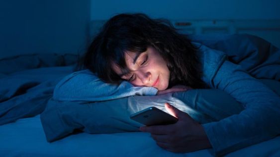 El uso de pantallas afectaría al sueño de cuatro formas