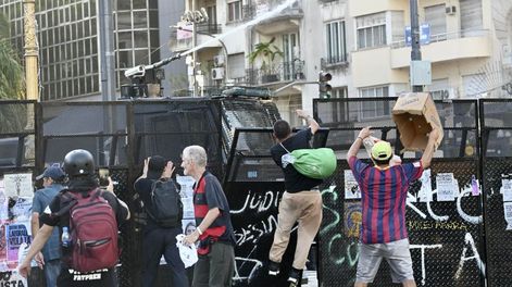 12 detenidos y 6 heridos luego de los incidentes en el Congreso entre manifestantes y la Policía