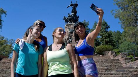 Los Andes | Turismo de Fin de Semana largo. El senderismo en el Cerro de la Gloria una opción low cost. Rozana, Luciana, Susana y Mane se llevan un recuerdo. Foto: Orlando Pelichotti