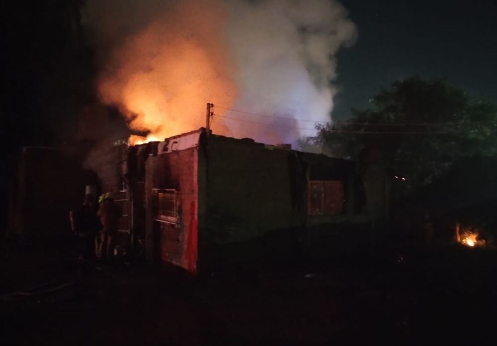 Una mujer y su hijo se encuentran internados en grave estado -con el 90% de sus cuerpos quedamos- tras quedar atrapados en un incendio intencional que se produjo esta madrugada en el barrio San Martín de Ciudad.