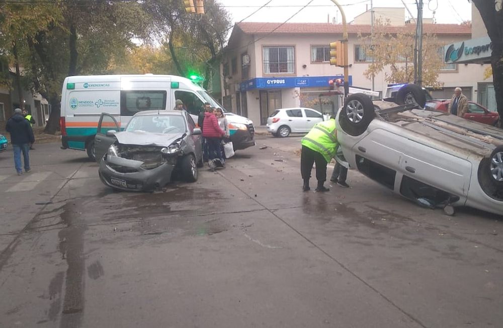 Aparatoso accidente en pleno centro de Ciudad: dos vehículos chocaron y los conductores sufrieron heridas leves. Foto: Ministerio de Seguridad y Justicia