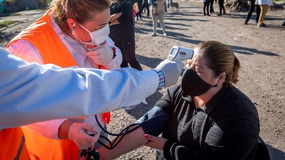 Una de las flexibilizaciones es el retiro de la obligatoriedad de tomar la temperatura en recintos públicos.  Foto: Ignacio Blanco / Los Andes