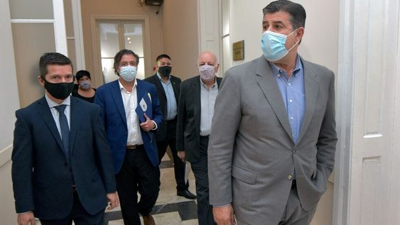 Mario Abed, Víctor Ibáñez, Andrés Lombardi y Juan Carlos Jaliff, se dirigen a mesa de entradas del Senado para presentar el proyecto oficial. Foto: Orlando Pelichotti/ Los Andes