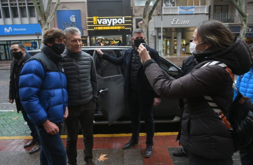 El ex presidente Mauricio Macri está en Mendoza y se quedará dos días. Presentó su libro, dio entrevistas y saludó a sus seguidores. Foto: Ignacio Blanco / Los Andes