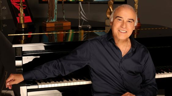 Compositor, cantante y músico. El artista sigue vigente creando nuevos hit.