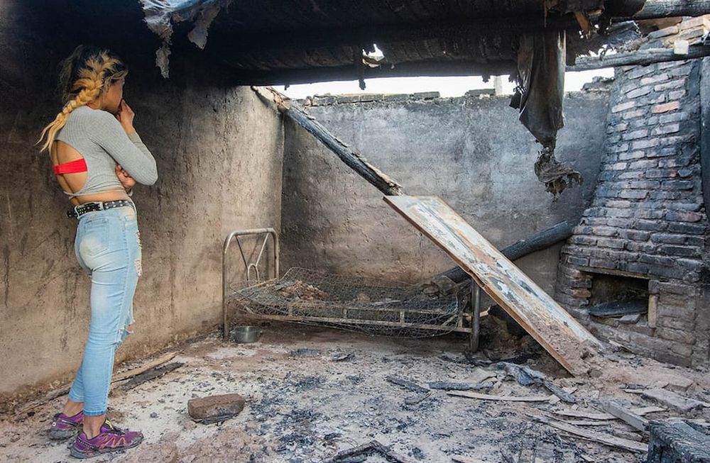 Una mujer y sus cinco hijos perdieron su casa en un incendio que habría provocado su ex marido acusado de violencia de género. Deben reconstruir el techo para poder volver a su casa. Foto: Mariana Villa / Los Andes