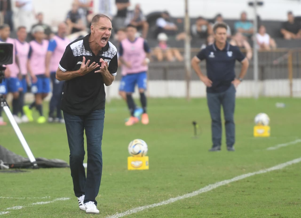 El entrenador del Lobo vivió el partido con mucha intensidad y euforia. Tras el triunfo elogió a sus dirigidos por la actitud para dar vuelta el resultado frente al puntero del campeonato: Vélez. 