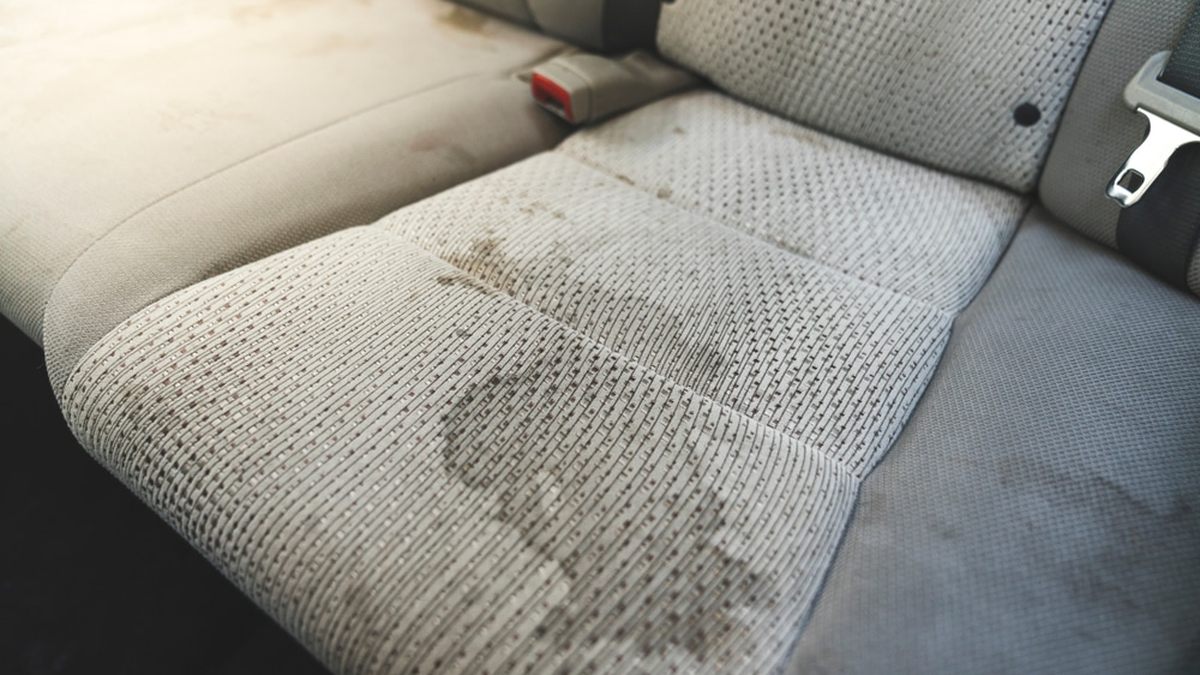 Decile chau a las manchas en el asiento del auto con este truco de limpieza casero
