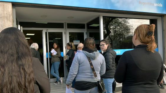 El Ejecutivo eliminó las incompatibilidades entre el Potenciar Trabajo y las becas Progresar y se pueden combinar pagos. Foto: Orlando Pelichotti / Los Andes